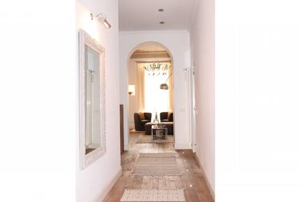 Chic Apartment Steps from the Duomo - Florence - Firenze, Italy
