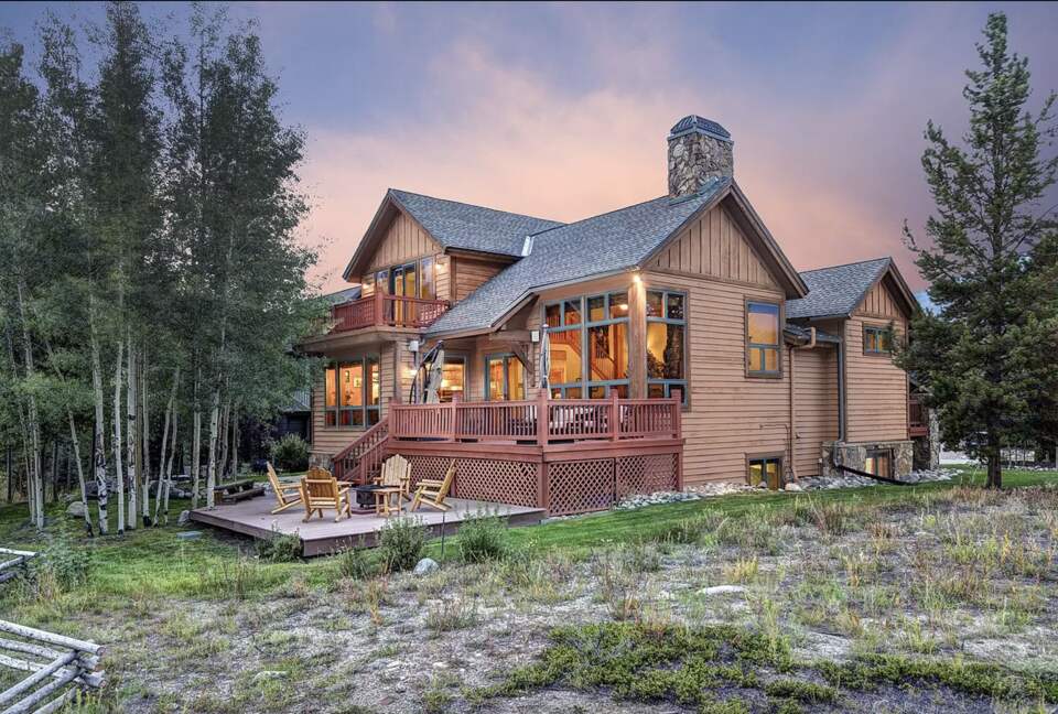Elk Circle Luxury Mountain Home - Close to all Summit County Skiing! - Dillon, Colorado