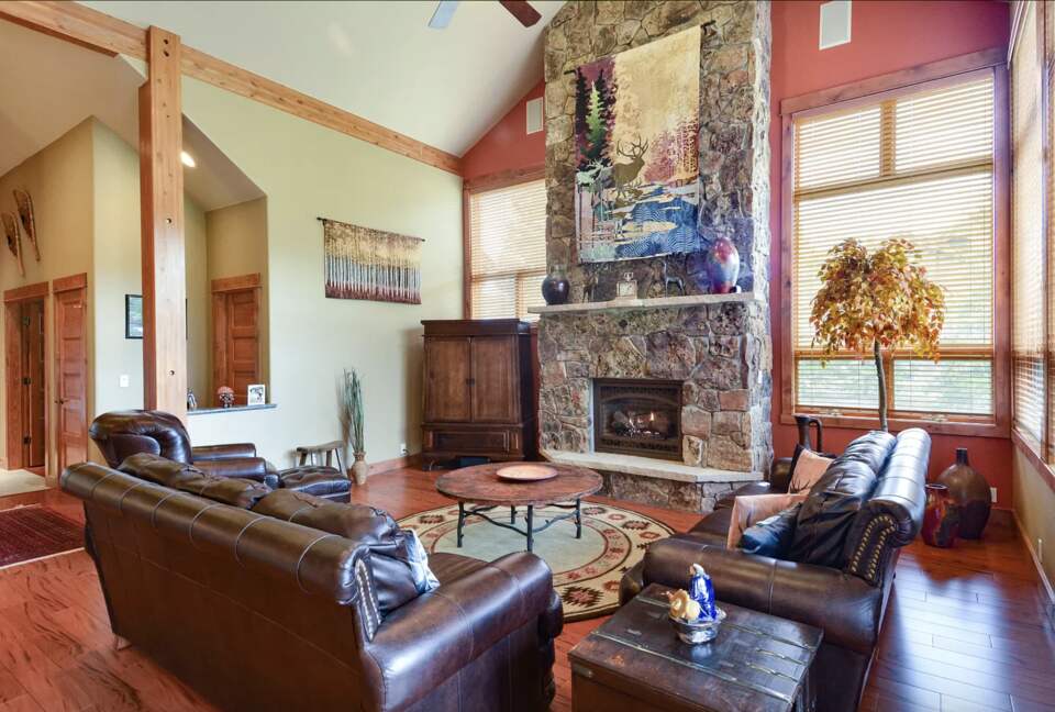 Elk Circle Luxury Mountain Home - Close to all Summit County Skiing! - Dillon, Colorado