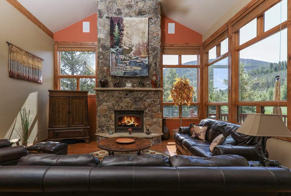 Elk Circle Luxury Mountain Home - Close to all Summit County Skiing! - Dillon, Colorado