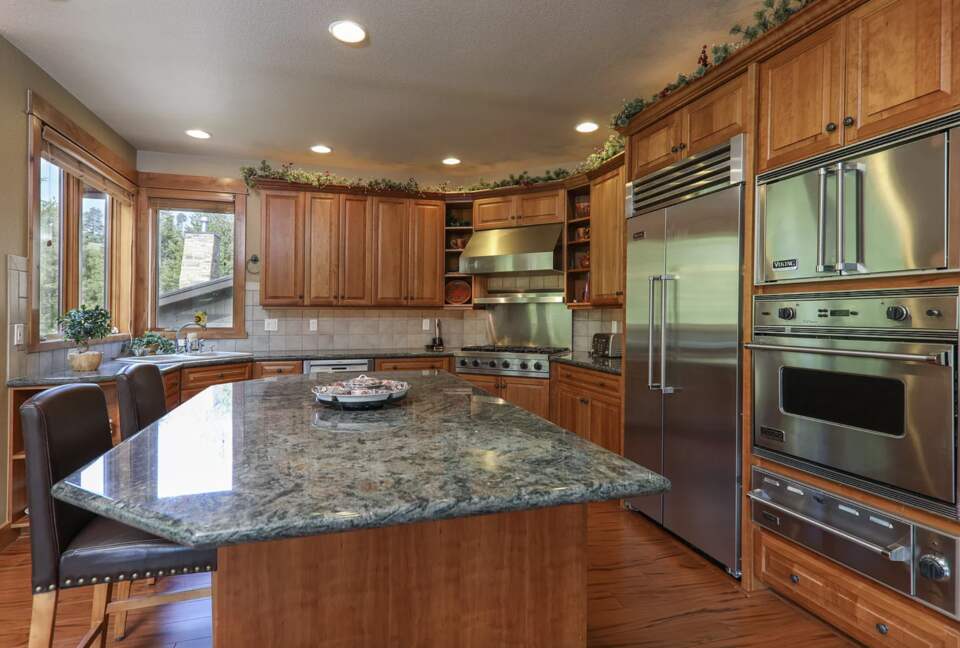 Elk Circle Luxury Mountain Home - Close to all Summit County Skiing! - Dillon, Colorado