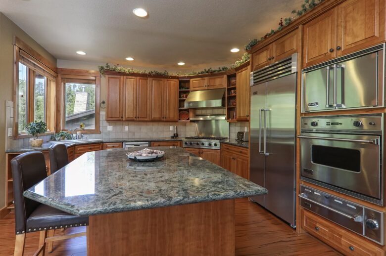 Elk Circle Luxury Mountain Home - Close to all Summit County Skiing! - Dillon, Colorado