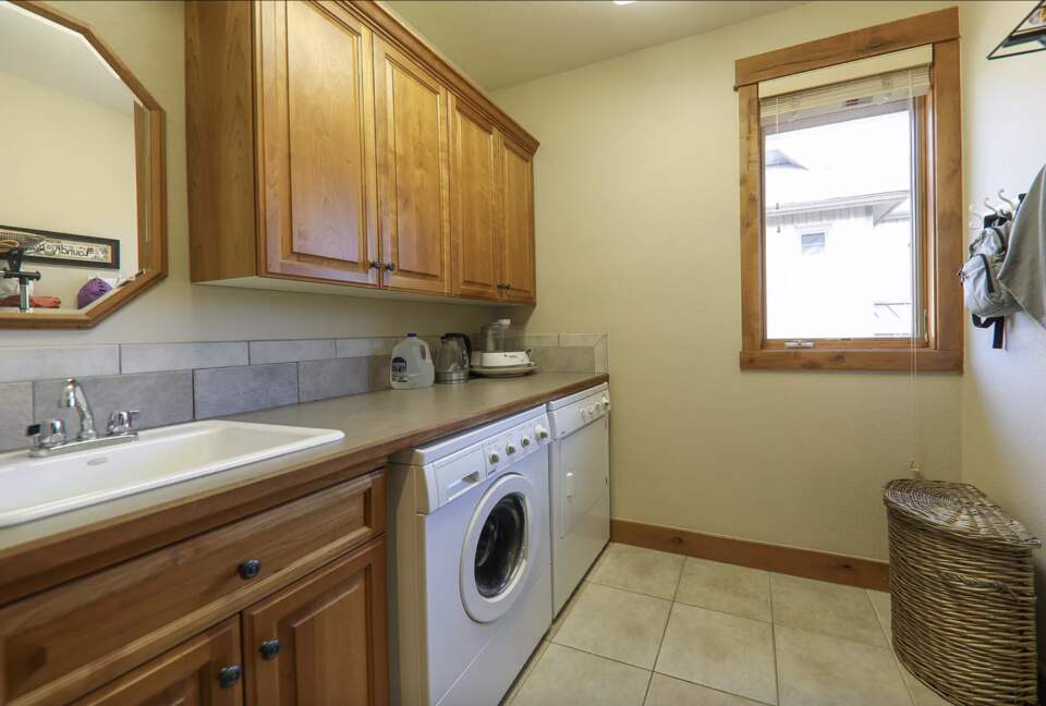 Elk Circle Luxury Mountain Home - Close to all Summit County Skiing! - Dillon, Colorado