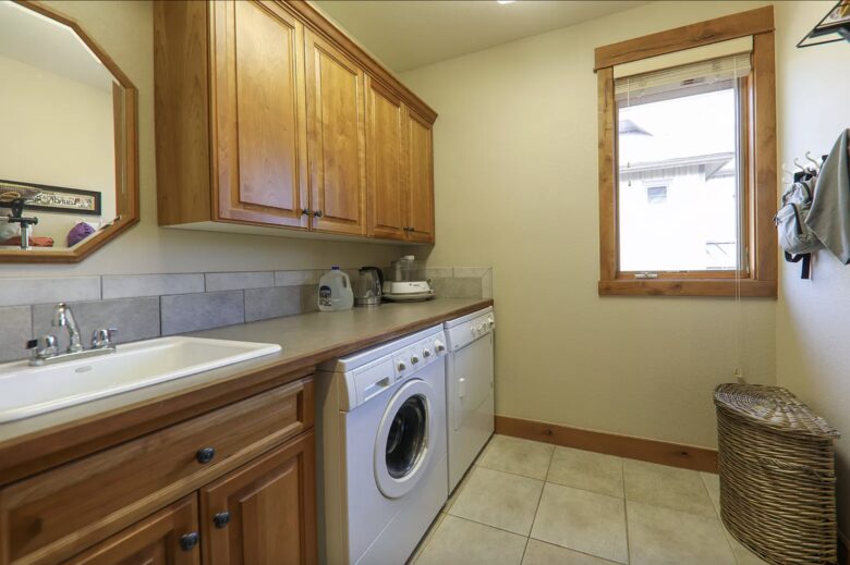 Elk Circle Luxury Mountain Home - Close to all Summit County Skiing! - Dillon, Colorado