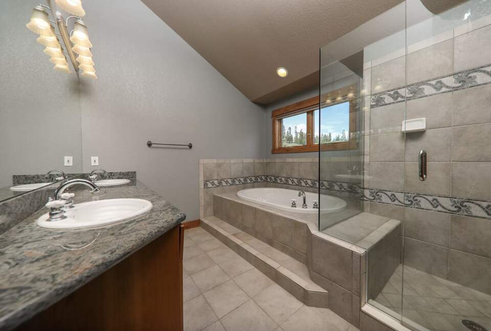 Elk Circle Luxury Mountain Home - Close to all Summit County Skiing! - Dillon, Colorado