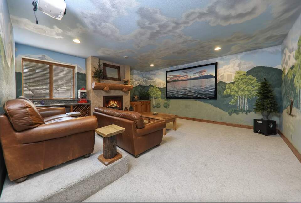 Elk Circle Luxury Mountain Home - Close to all Summit County Skiing! - Dillon, Colorado