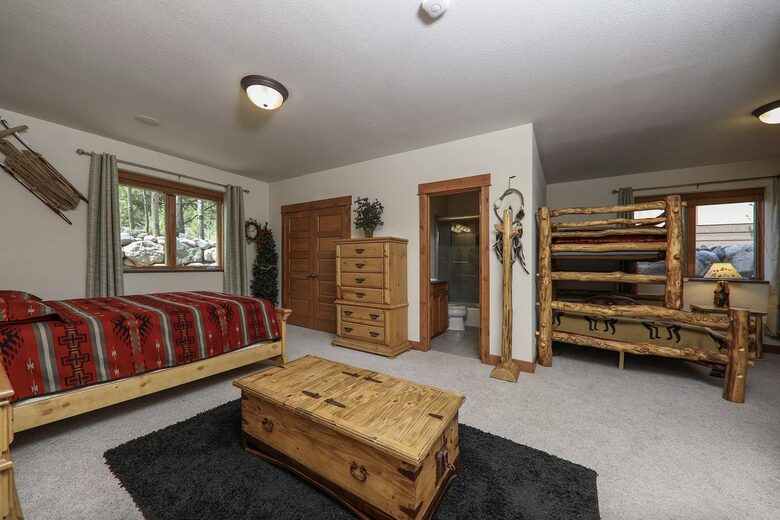 Elk Circle Luxury Mountain Home - Close to all Summit County Skiing! - Dillon, Colorado