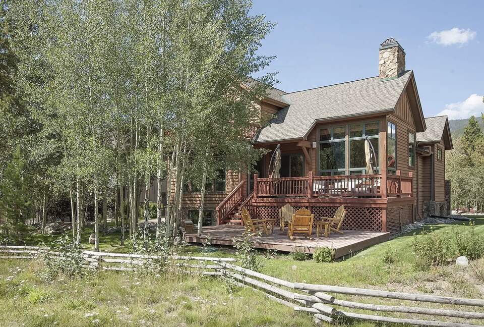 Elk Circle Luxury Mountain Home - Close to all Summit County Skiing! - Dillon, Colorado