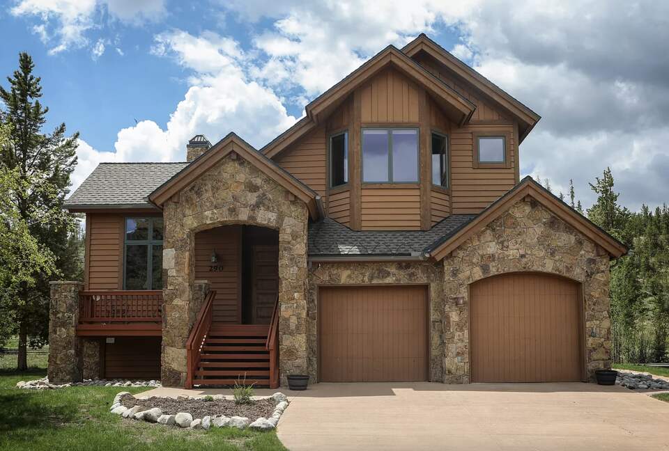 Elk Circle Luxury Mountain Home - Close to all Summit County Skiing! - Dillon, Colorado