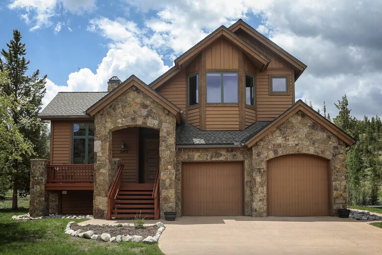 Elk Circle Luxury Mountain Home - Close to all Summit County Skiing! - Dillon, Colorado