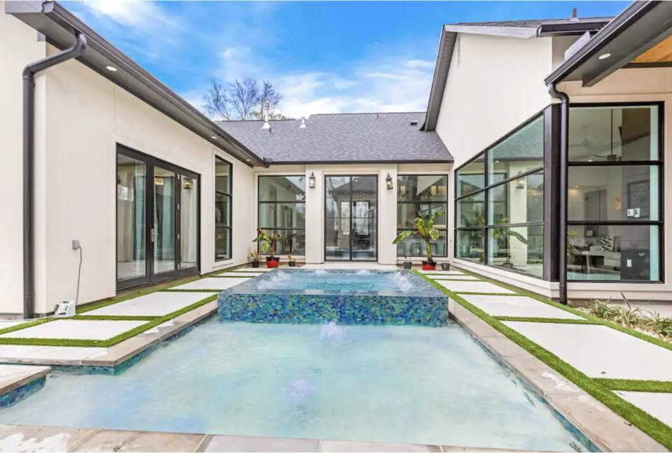 Modern Retreat with Great Views - Baton Rouge, Louisiana