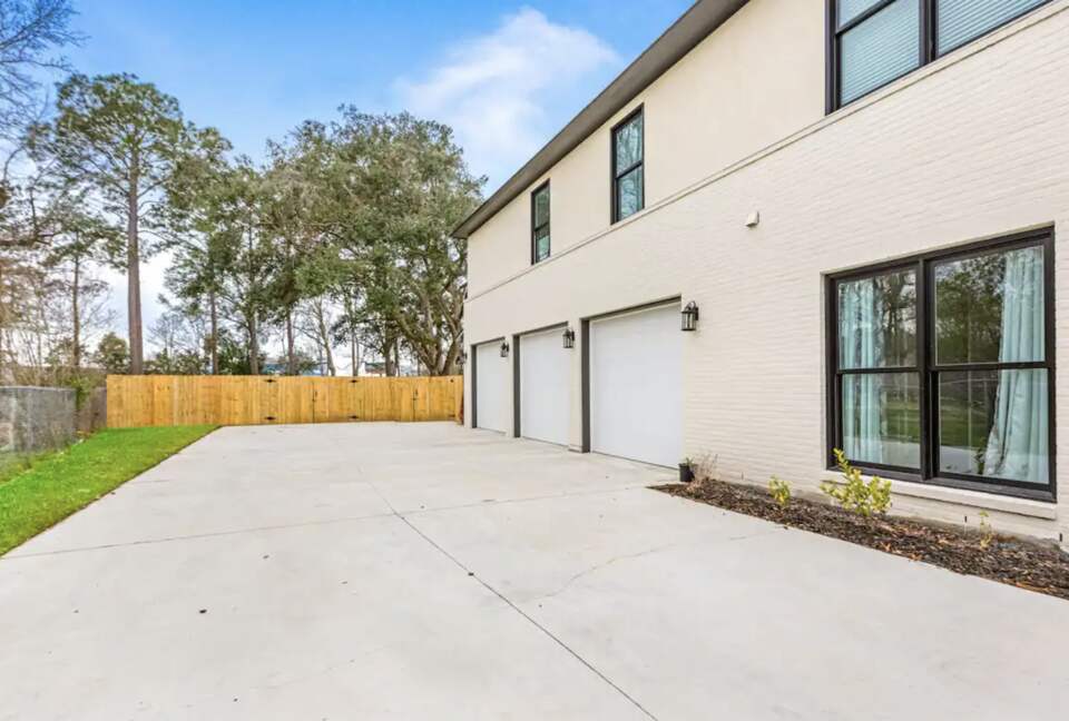 Modern Retreat with Great Views - Baton Rouge, Louisiana