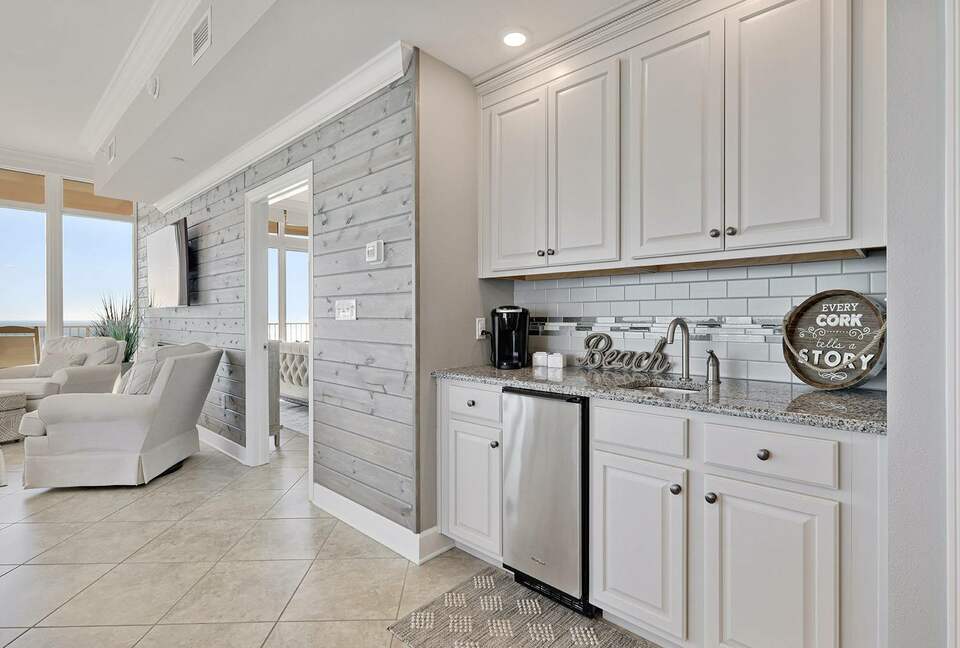 Spacious beach condo with Gorgeous Views - Orange Beach, Alabama