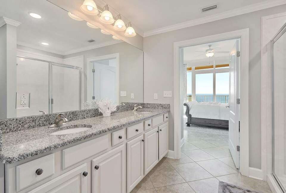 Spacious beach condo with Gorgeous Views - Orange Beach, Alabama