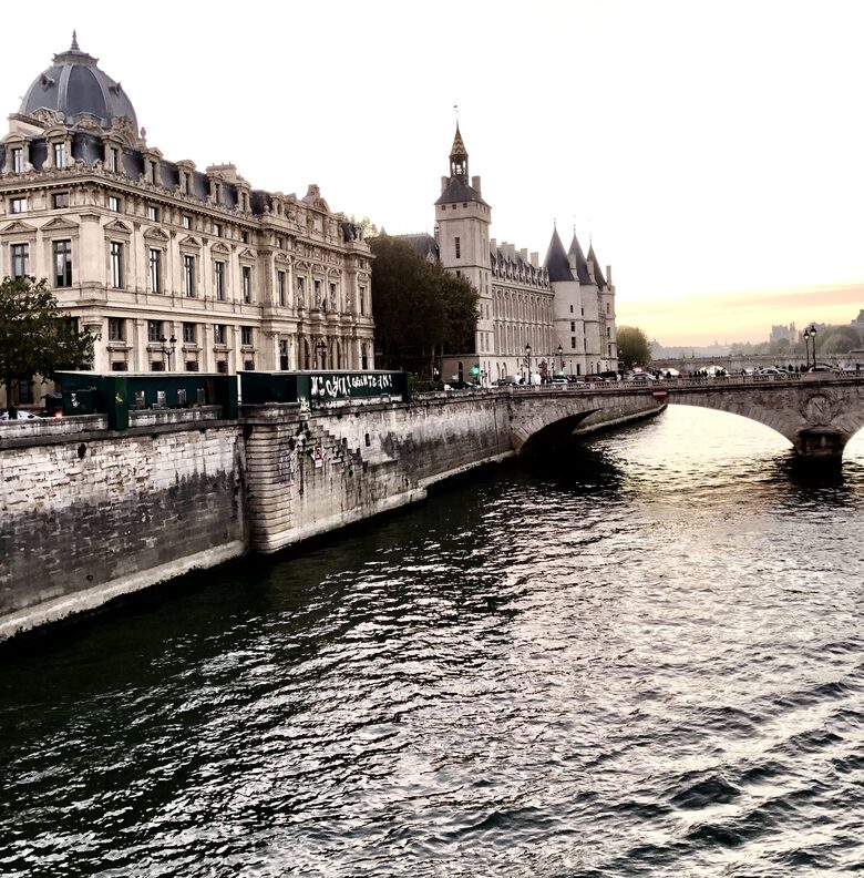 Saint Louis Island Luxe - Paris, France
