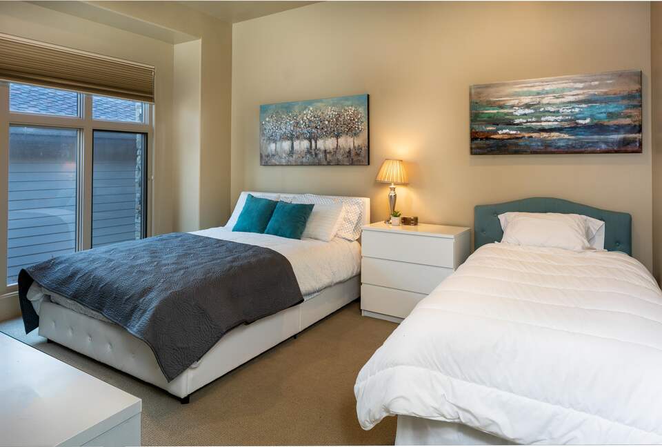 Guest room with one queen and one twin bed