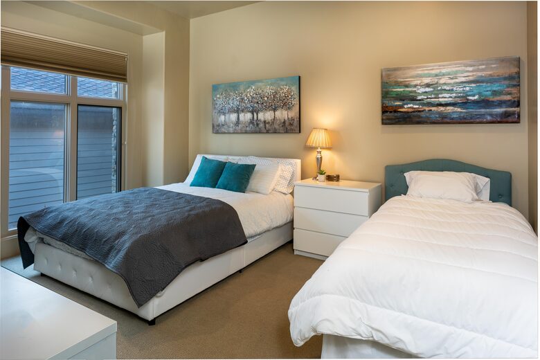 Guest room with one queen and one twin bed