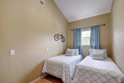 Guest room in Retreat with two twin beds