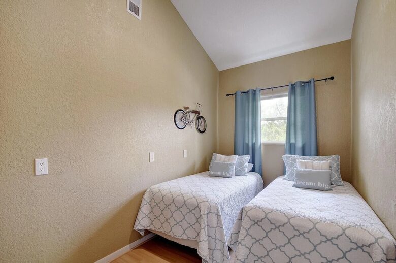 Guest room in Retreat with two twin beds