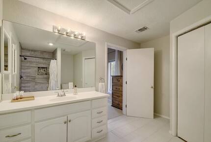 Full upstairs bathroom in Retreat with white counters & sink