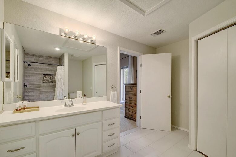 Full upstairs bathroom in Retreat with white counters & sink