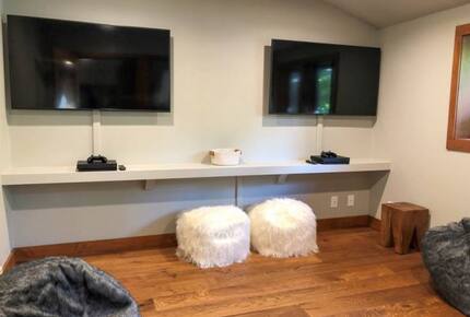 Home exchange in Bend, OR, community game room with two TVs