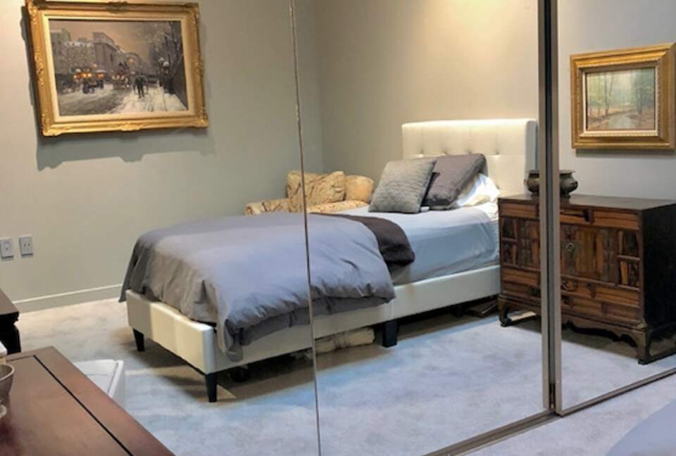 Home exchange in Portland, OR, guest bedroom with queen bed