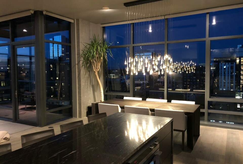 Home exchange in Portland, OR, dining room table for 6 near windows