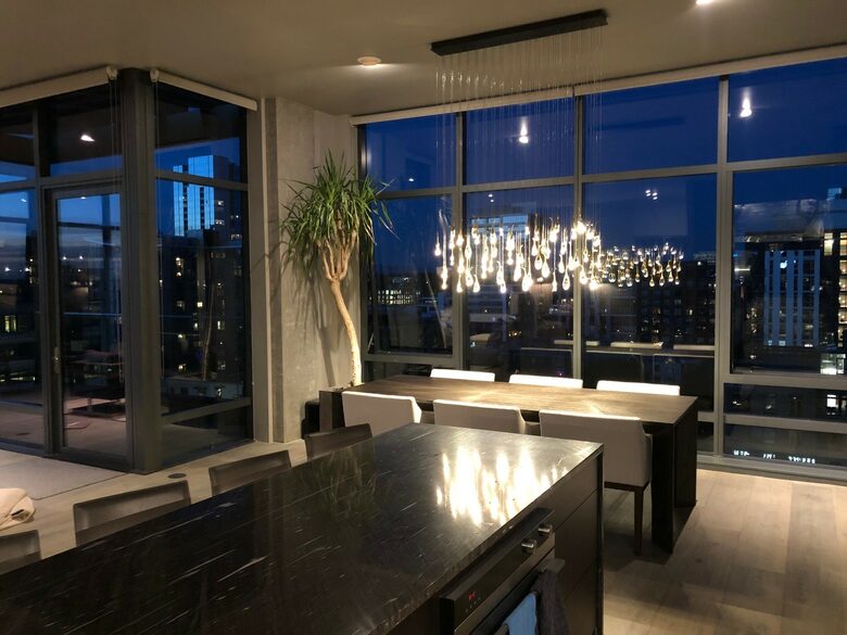 Home exchange in Portland, OR, dining room table for 6 near windows