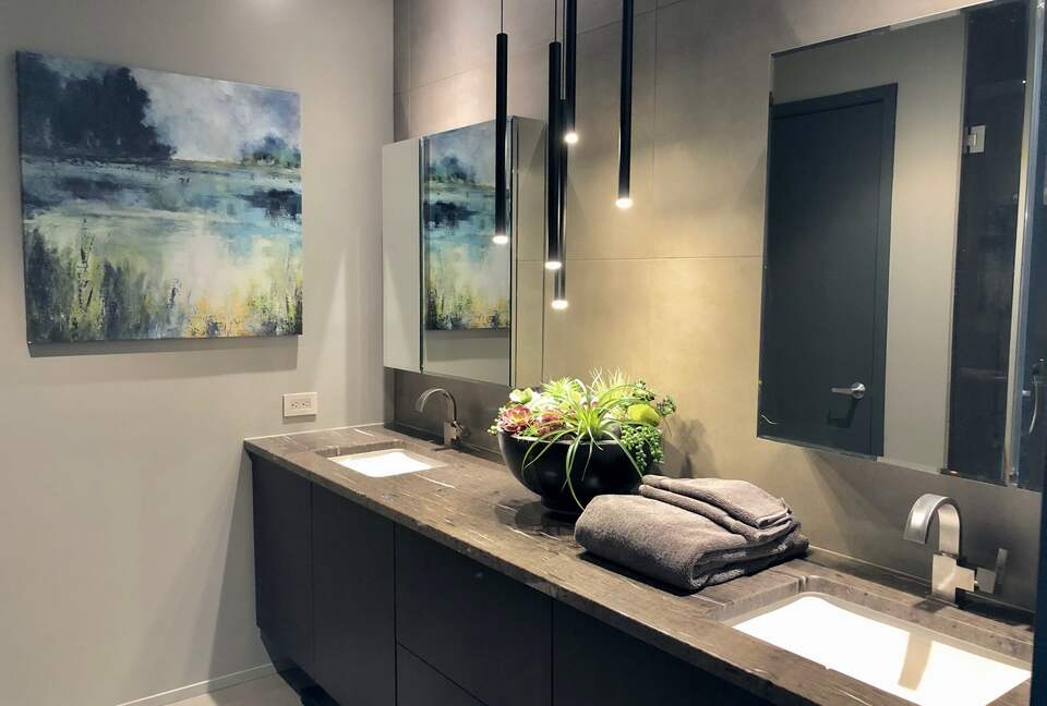 Home exchange in Portland, OR, master bathroom with dual vanity