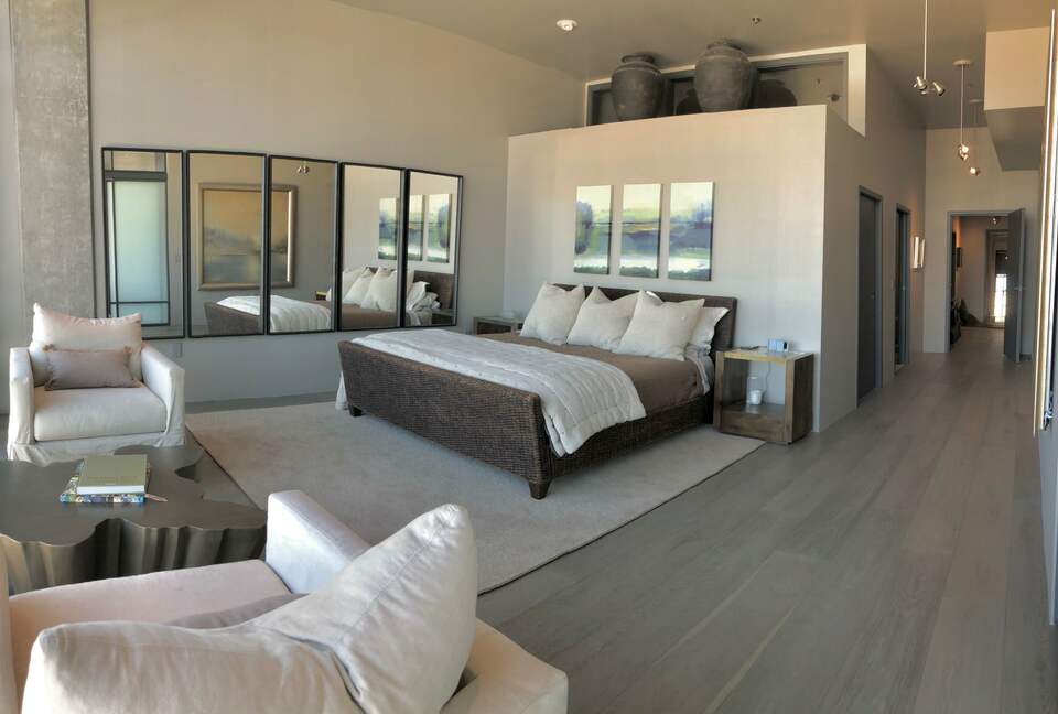 Home exchange in Portland, OR, master bedroom with king bed