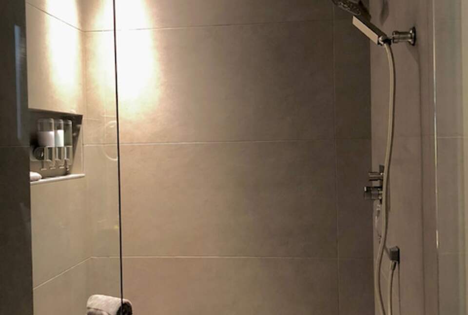 Home exchange in Portland, OR, master bathroom walk-in shower