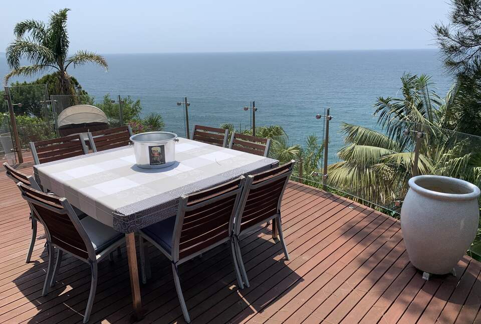 Dining for 8 outdoors overlooking the ocean