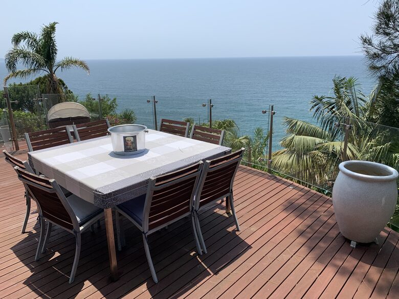 Dining for 8 outdoors overlooking the ocean