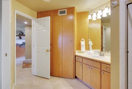 Home exchange in Bend, OR, bathroom entrance near sink