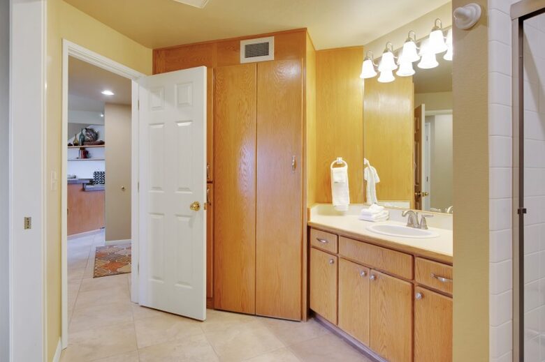 Home exchange in Bend, OR, bathroom entrance near sink