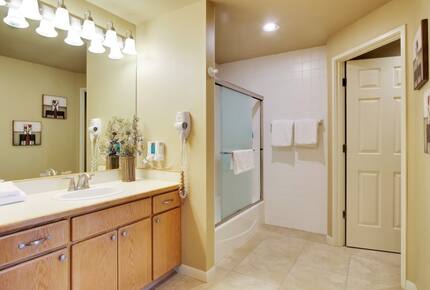 Home exchange in Bend, OR, bathroom with double vanity and shower/tub