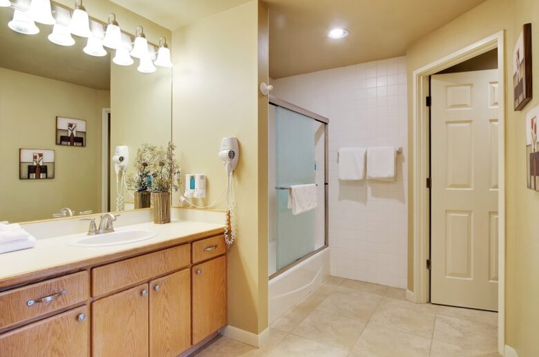 Home exchange in Bend, OR, bathroom with double vanity and shower/tub