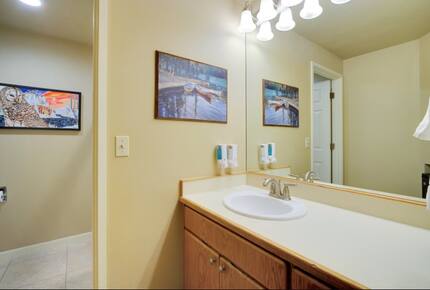 Home exchange in Bend, OR, bathroom with sink