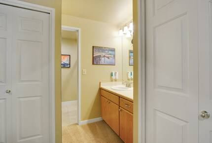 Home exchange in Bend, OR, bathroom with sink and closet
