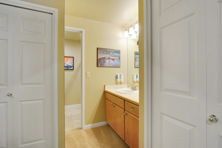 Home exchange in Bend, OR, bathroom with sink and closet