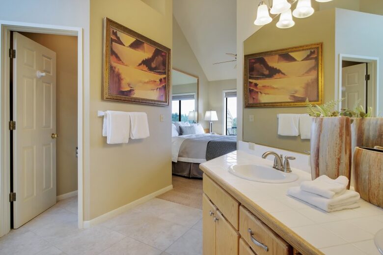 Home exchange in Bend, OR, master bathroom with sink