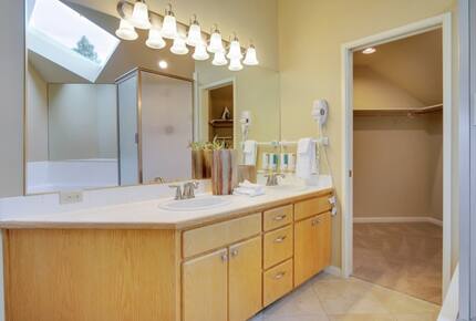 Home exchange in Bend, OR, master bathroom with walk-in closet