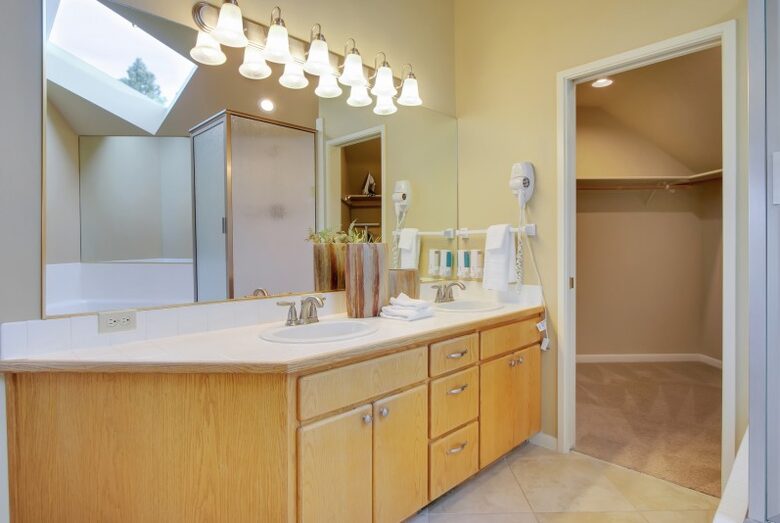 Home exchange in Bend, OR, master bathroom with walk-in closet