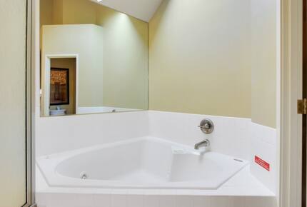 Home exchange in Bend, OR, master bathroom jacuzzi tub