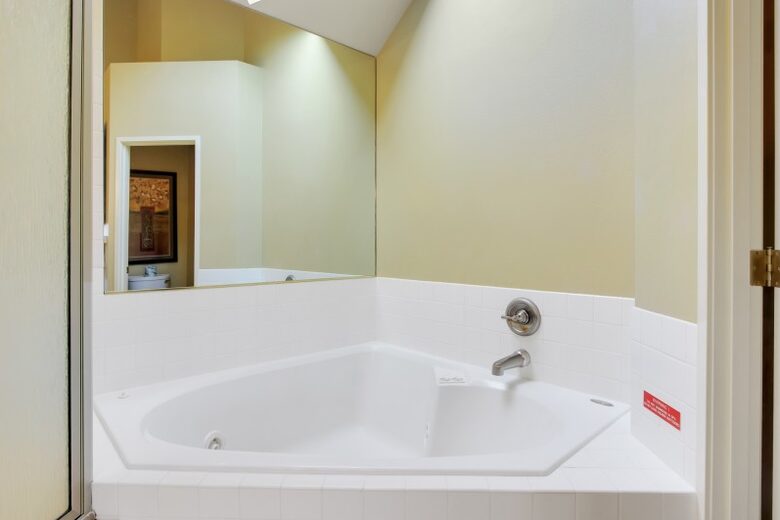 Home exchange in Bend, OR, master bathroom jacuzzi tub
