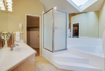 Home exchange in Bend, OR, master bathroom with separate shower/tub