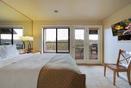 Home exchange in Bend, OR, bedroom with queen bed and wall-mounted TV
