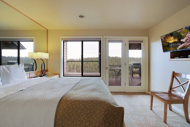 Home exchange in Bend, OR, bedroom with queen bed and wall-mounted TV