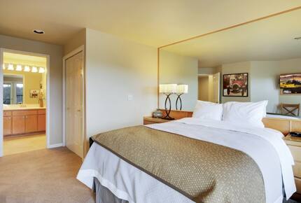 Home exchange in Bend, OR, bedroom with ensuite bathroom entrance